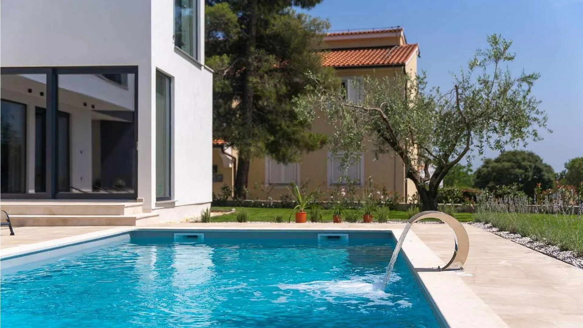 Villa Gloria Frata 0*,